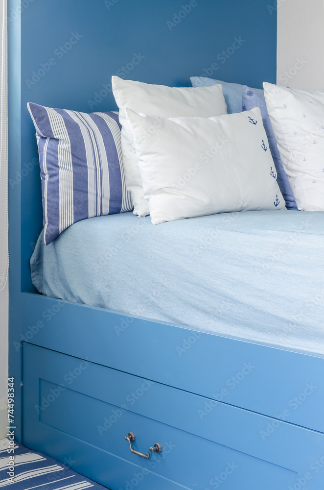 儿童卧室蓝色床上的枕头