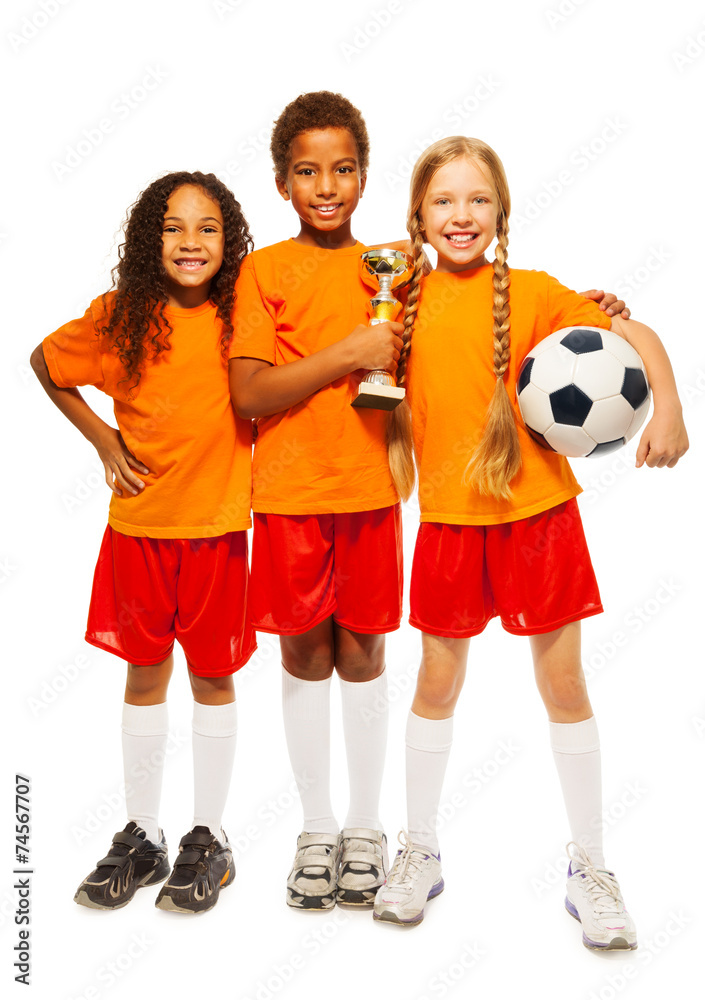快乐的孩子们赢得了足球比赛