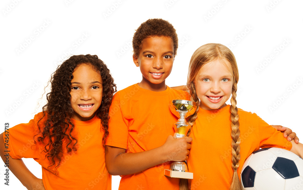 快乐多样的孩子赢得足球比赛