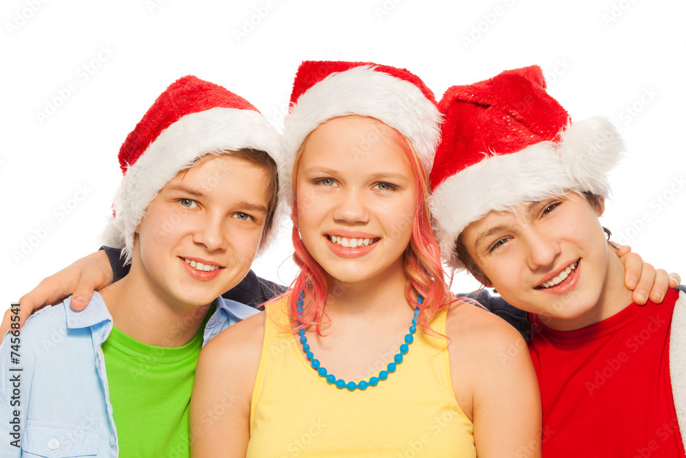 一群戴着圣诞老人帽的青少年朋友