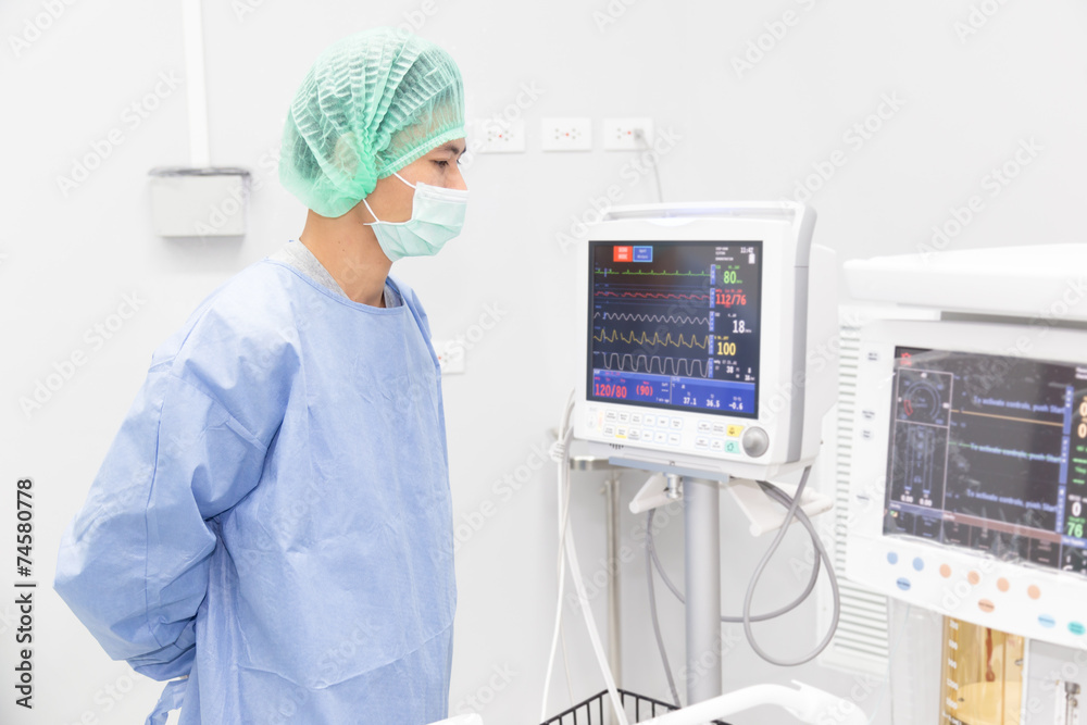 外科医生在医院查看医疗设备进行诊断