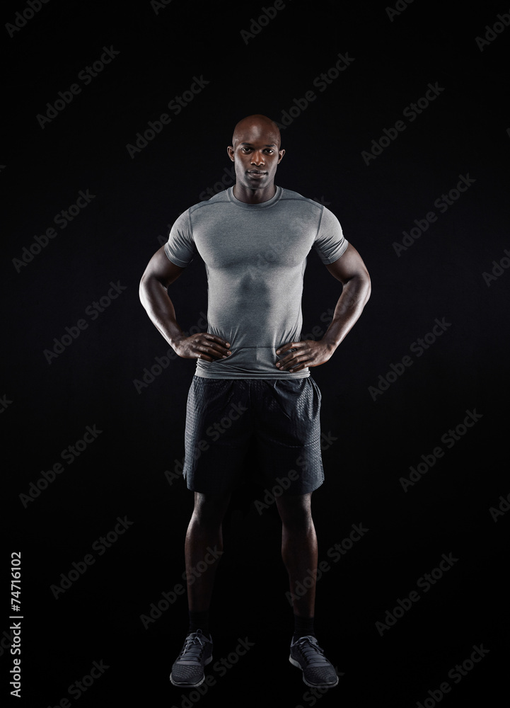 穿着运动服的肌肉发达的非洲男子