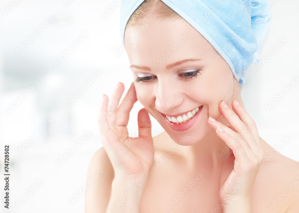 皮肤护理。年轻漂亮的健康女孩在浴室里用毛巾