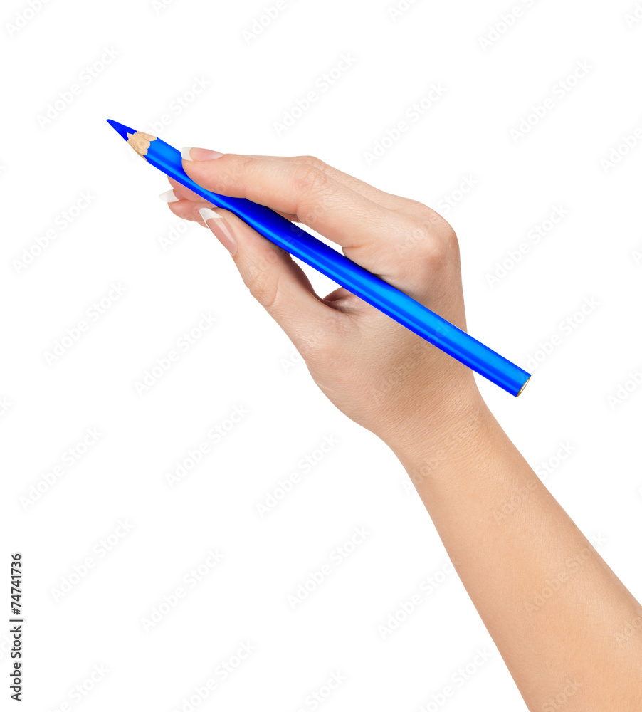 手中的蓝色铅笔在白色背景上隔离