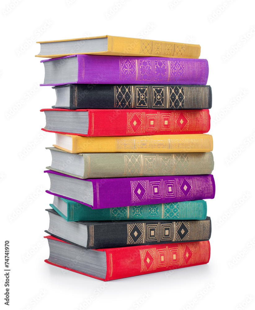 一堆五颜六色的复古书籍放在一个孤立的白色上