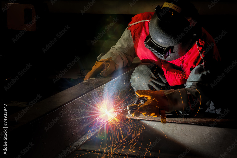 工人在焊接过程中努力工作
