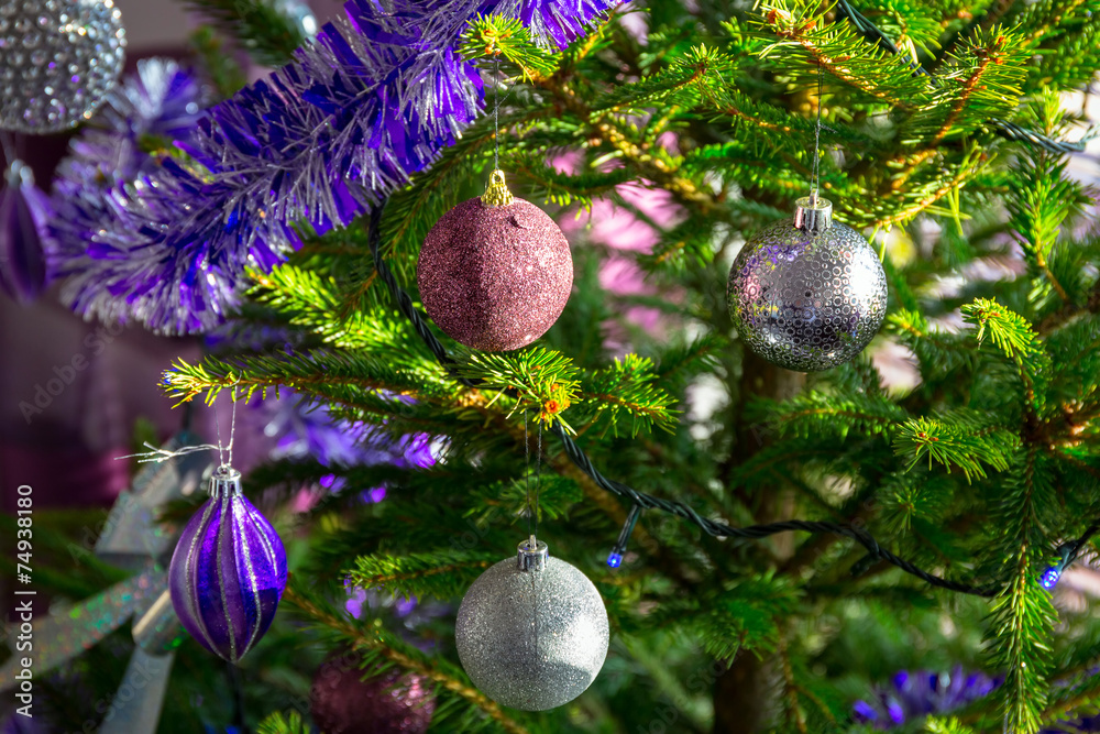 圣诞树上美丽的紫色和银色小饰品