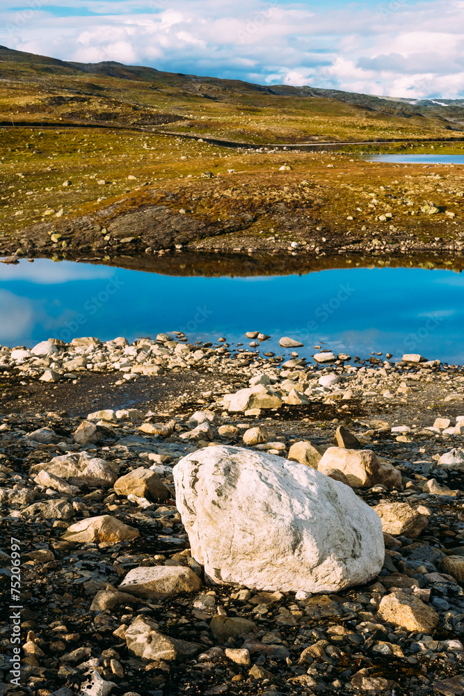挪威自然景观，晴朗蓝天下的山脉