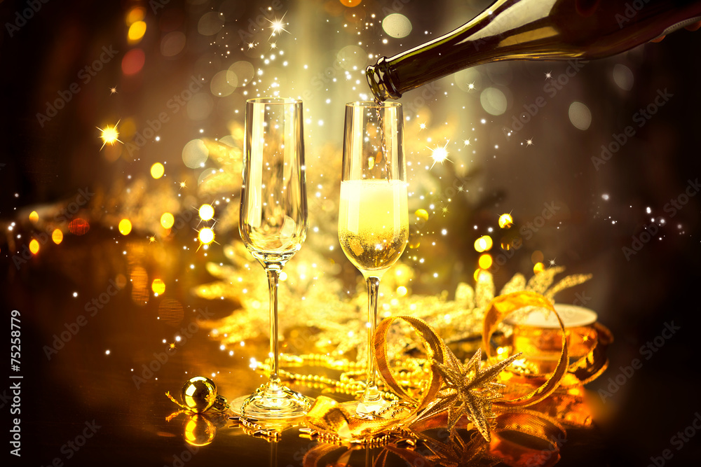 用香槟庆祝新年。节日装饰的桌子