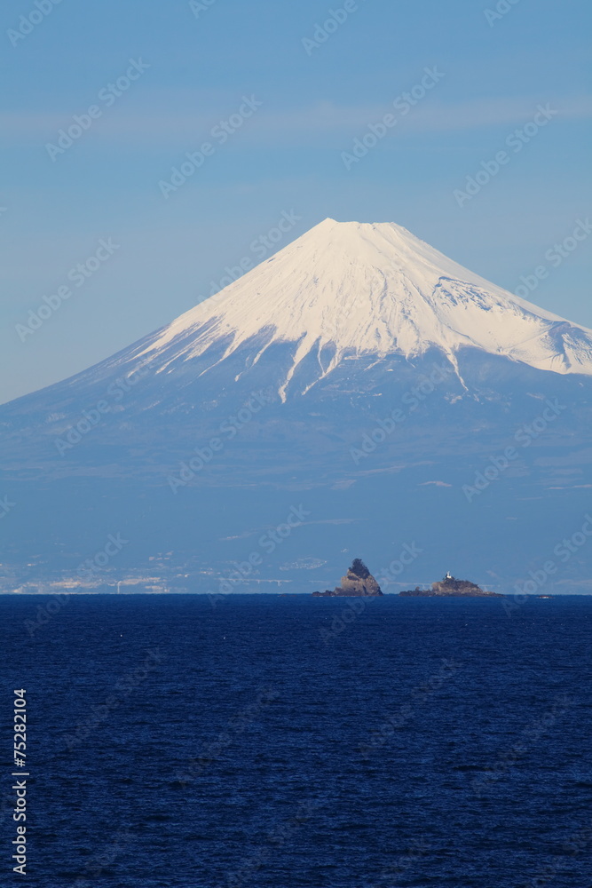 来自日本静冈县伊豆市的富士山和大海