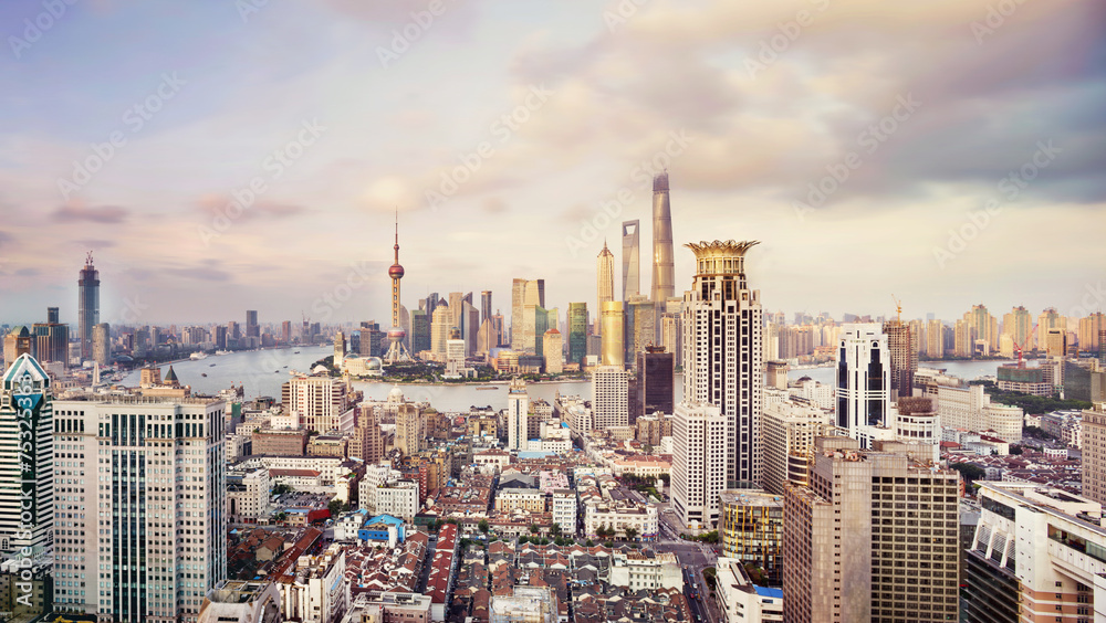 中国上海白天的现代城市天际线、交通和城市景观