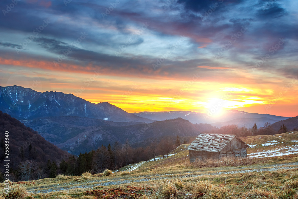 罗马尼亚丘卡斯，拉姆沙克尔小木屋和美丽的日落