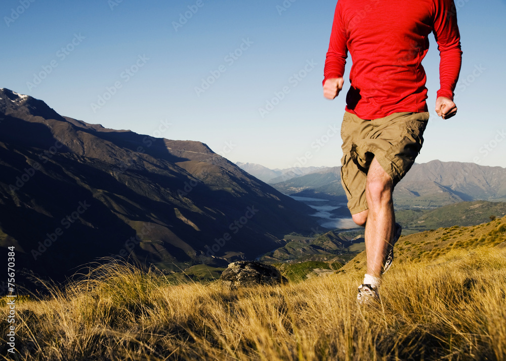 男子在美丽的山景中慢跑