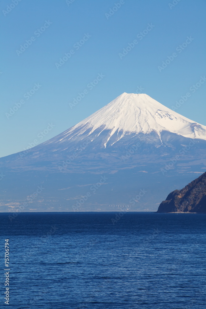 日本静冈县伊豆市的富士山和大海