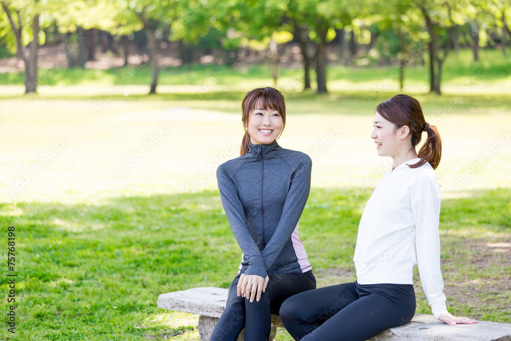 亚洲年轻女性在公园放松