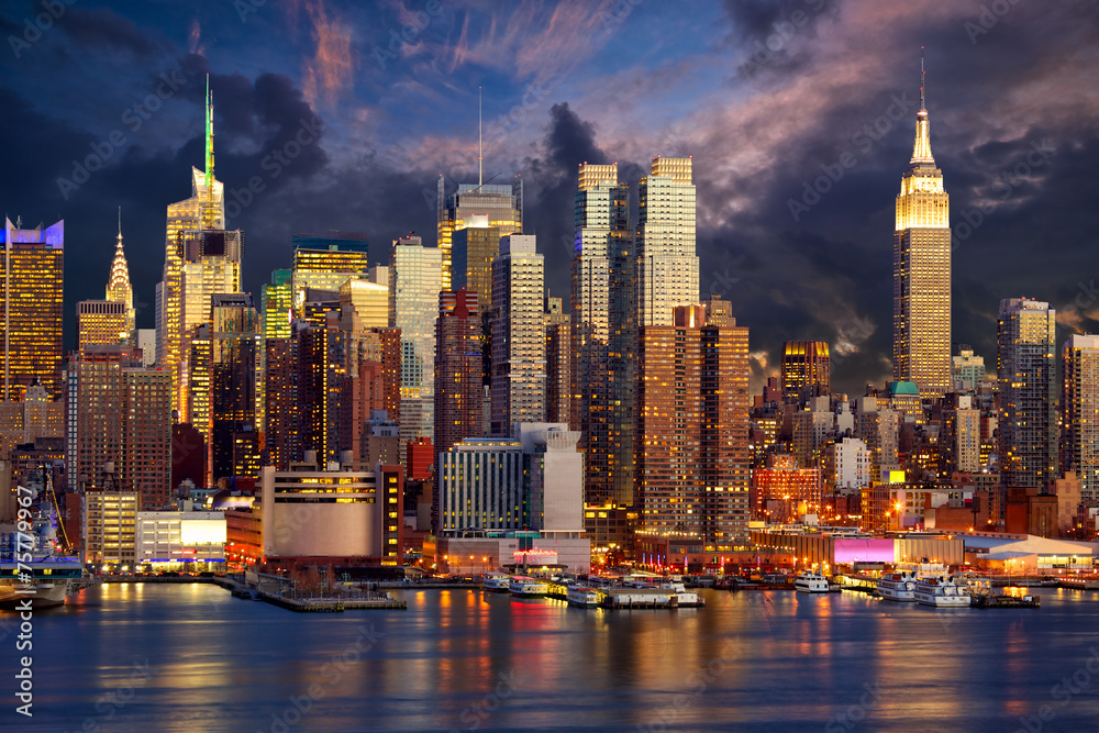 纽约，黄昏时分的曼哈顿中城天际线