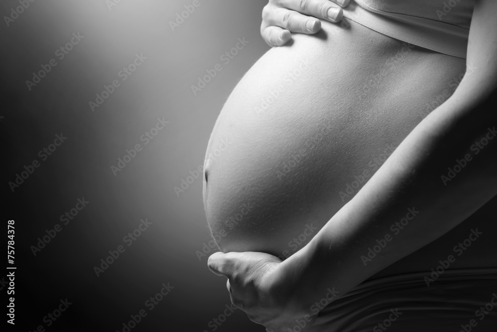 孕妇腹部。黑白孕妇腹部特写