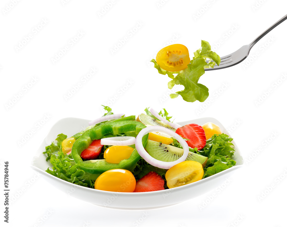 隔离在白色碗中的水果和蔬菜沙拉