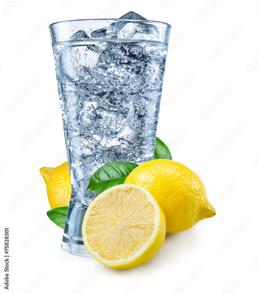 一杯柠檬汁，白色上有分离的水果。