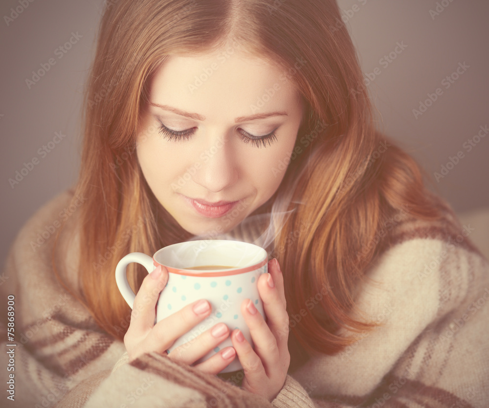 快乐的女孩和家里冬天早晨的一杯咖啡