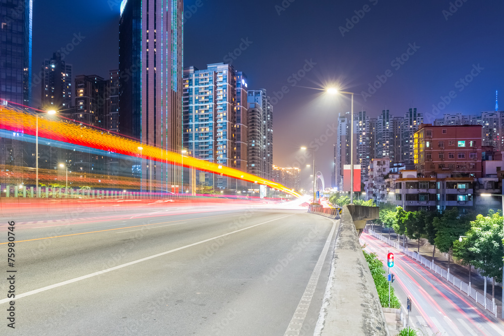 立交桥上有灯光步道的城市交通夜景