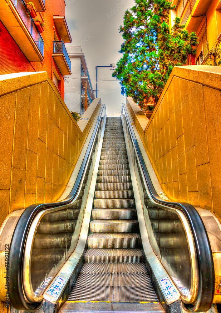 西班牙巴塞罗那Guell公园的电动楼梯。HDR
