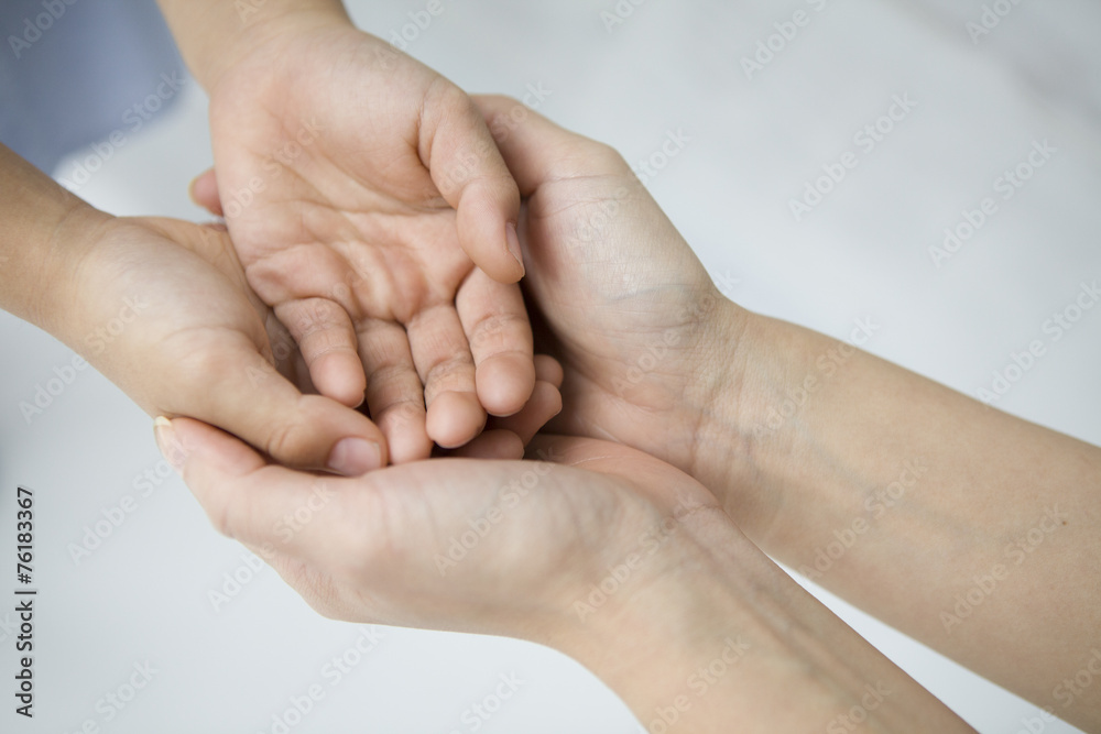 妇女和儿童的双手重叠