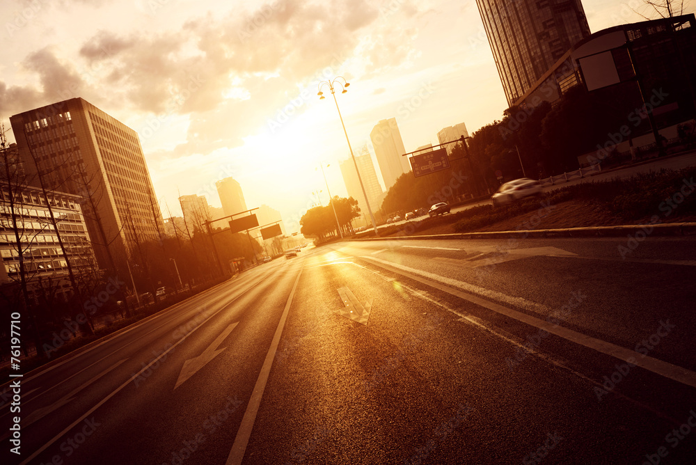 日落时的现代城市道路场景