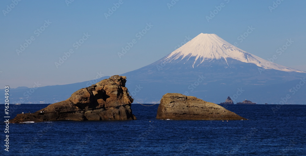 日本静冈县伊豆市的富士山和大海