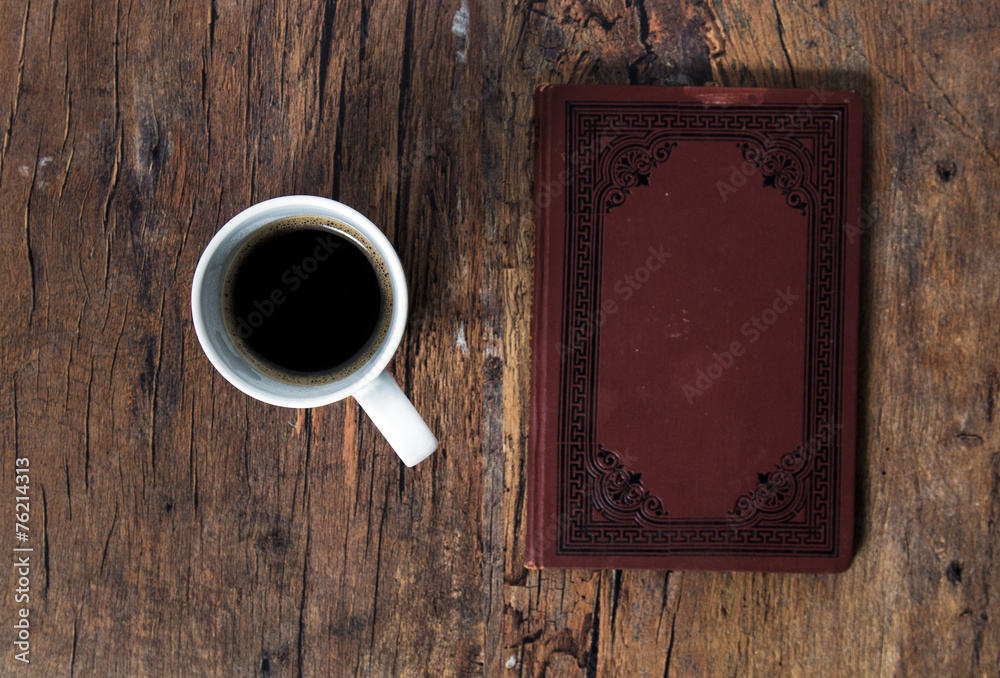 木桌上的咖啡杯和旧书