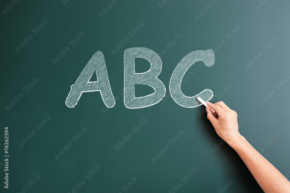 在黑板上写ABC