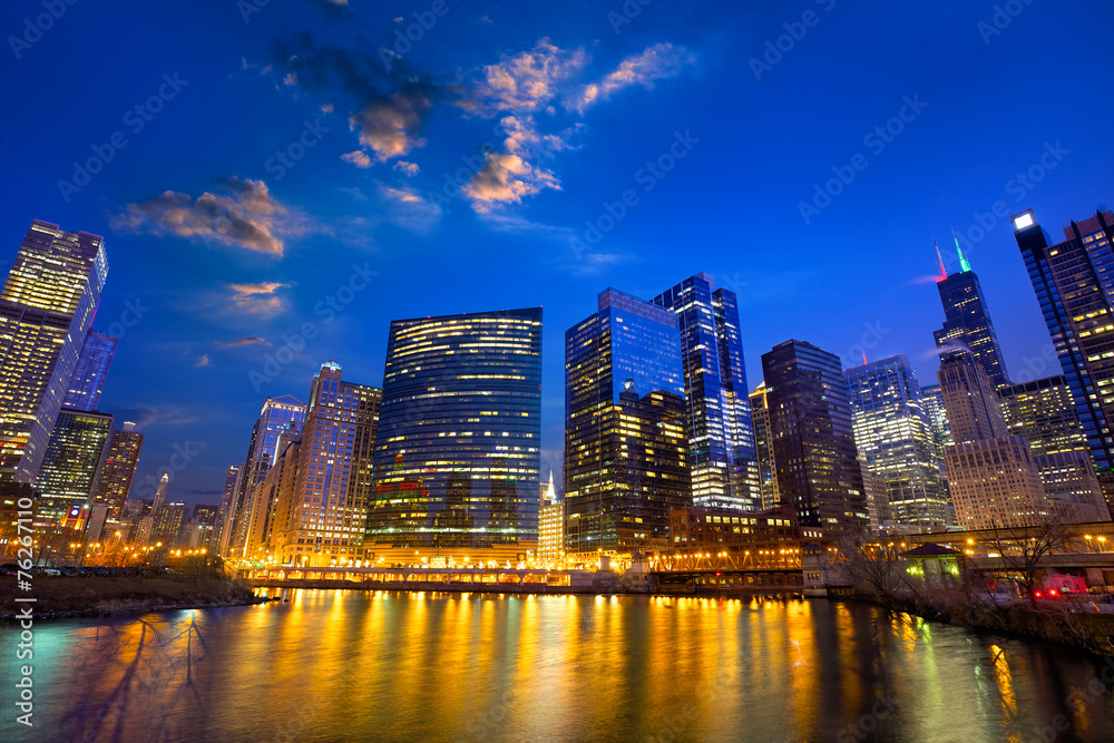 黄昏时的芝加哥河和天际线，美国伊利诺伊州