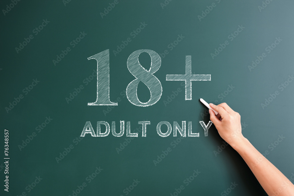黑板上只写18岁以上的成年人