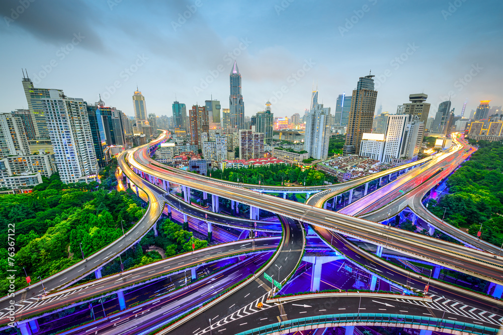 中国上海高速公路和Junctions上空的天际线