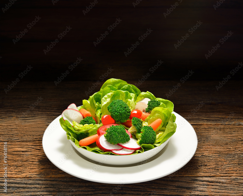 木桌上碗里的水果和蔬菜沙拉