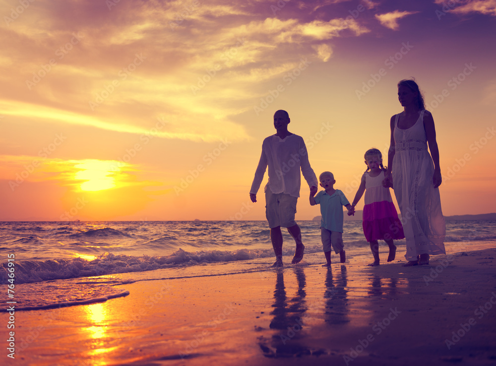 家庭步行海滩日落旅游度假概念