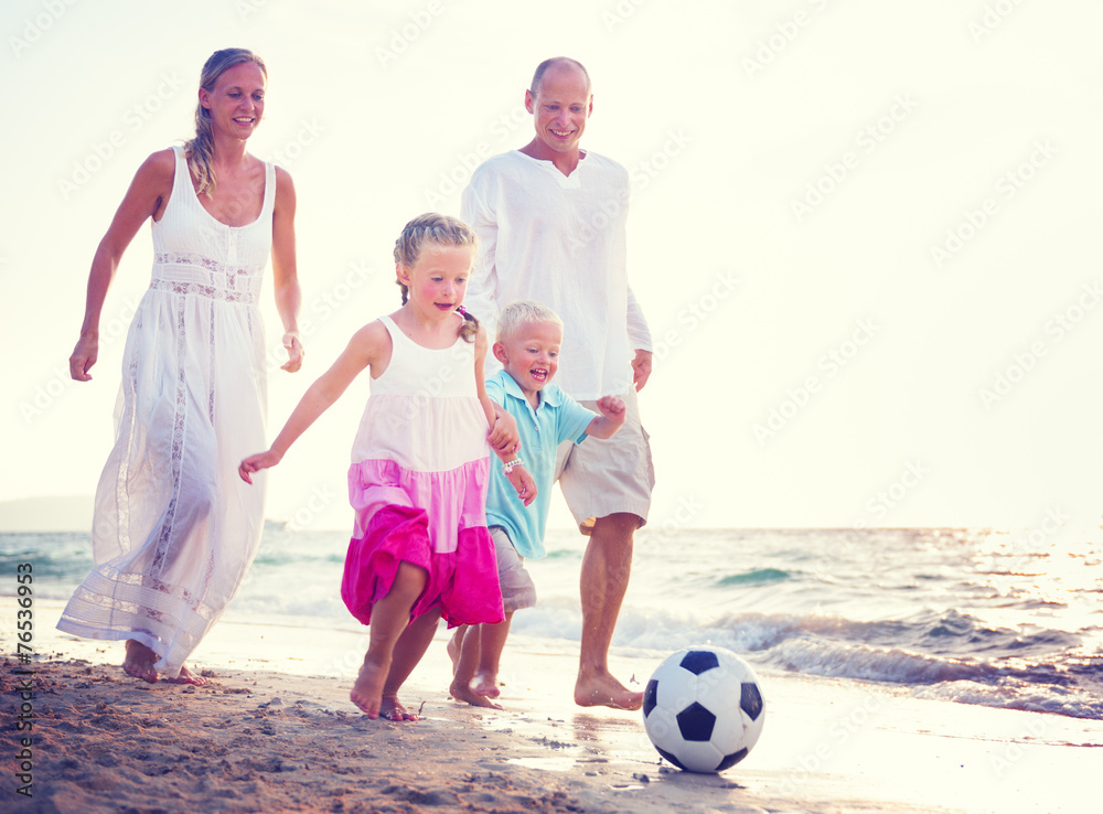 家庭跑步趣味度假海滩度假概念