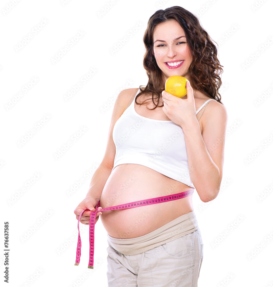 孕妇正在测量她怀孕的大肚子