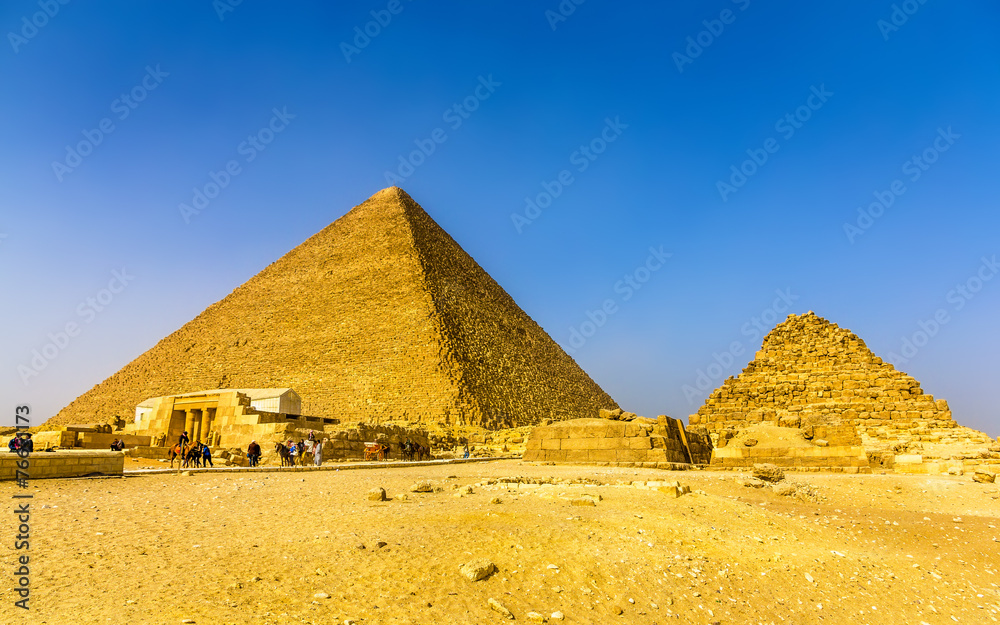 吉萨大金字塔和亨努森小金字塔（G1C）