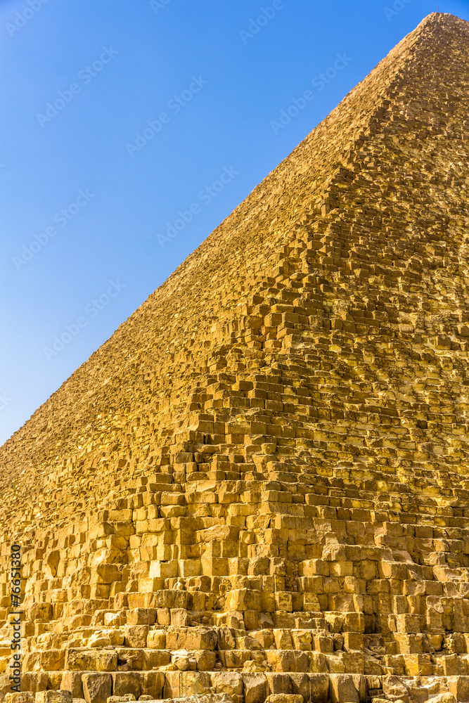 埃及吉萨大金字塔边缘