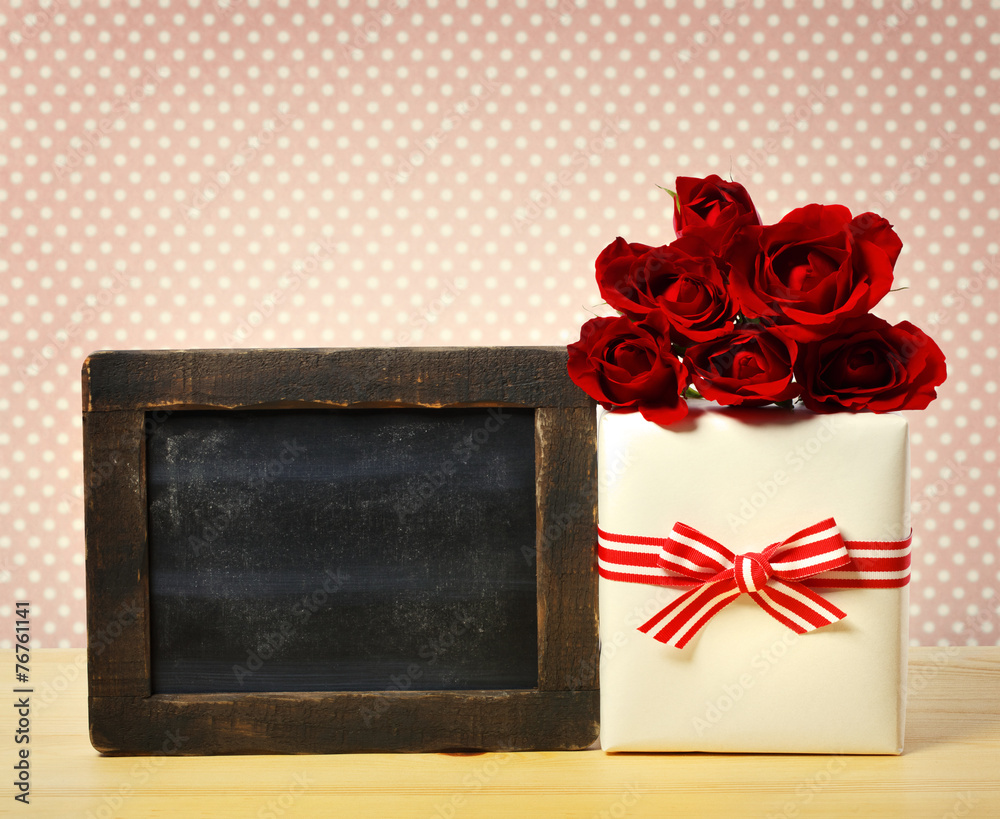 装有玫瑰和空白黑板的礼品盒