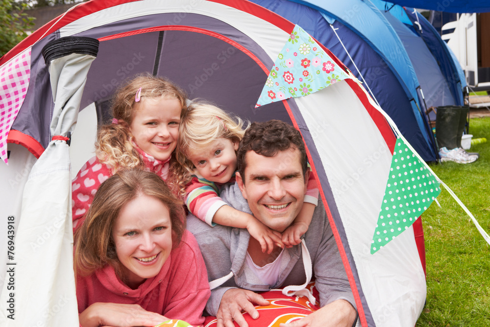 一家人在露营地享受露营假期