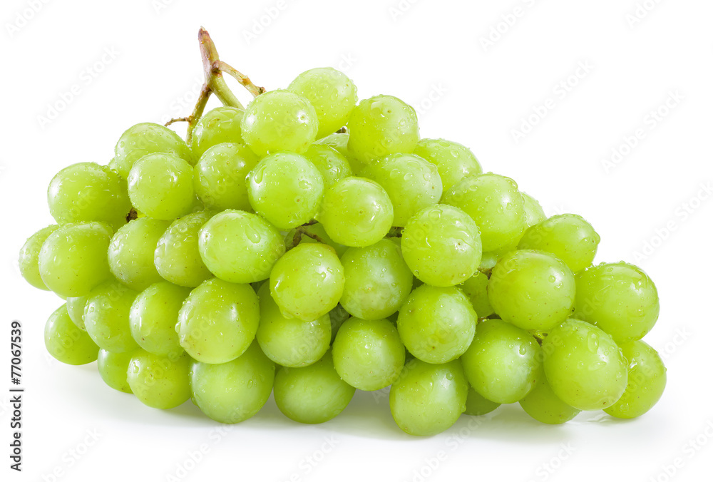 绿色葡萄，白色背景上分离出水滴