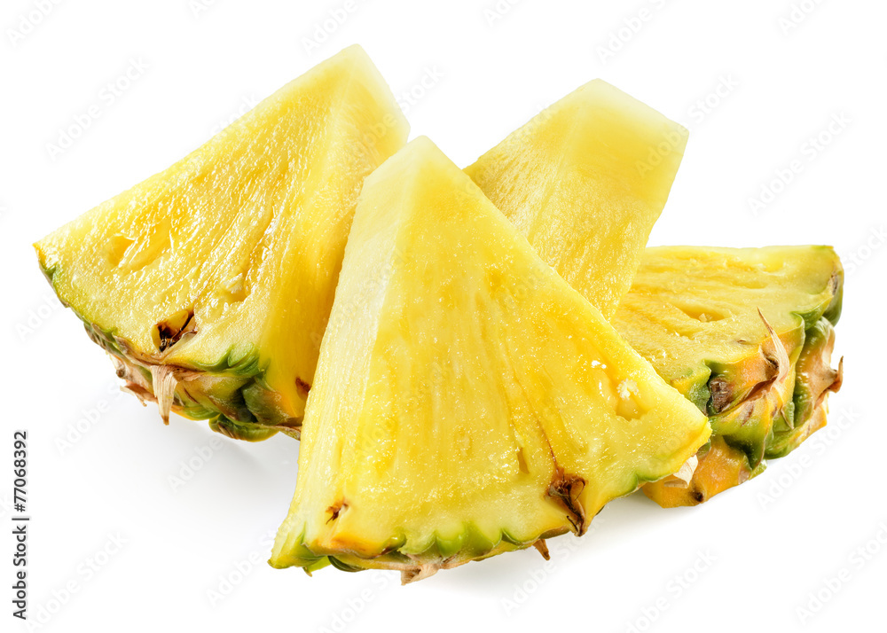 在白色背景上分离的菠萝片。
