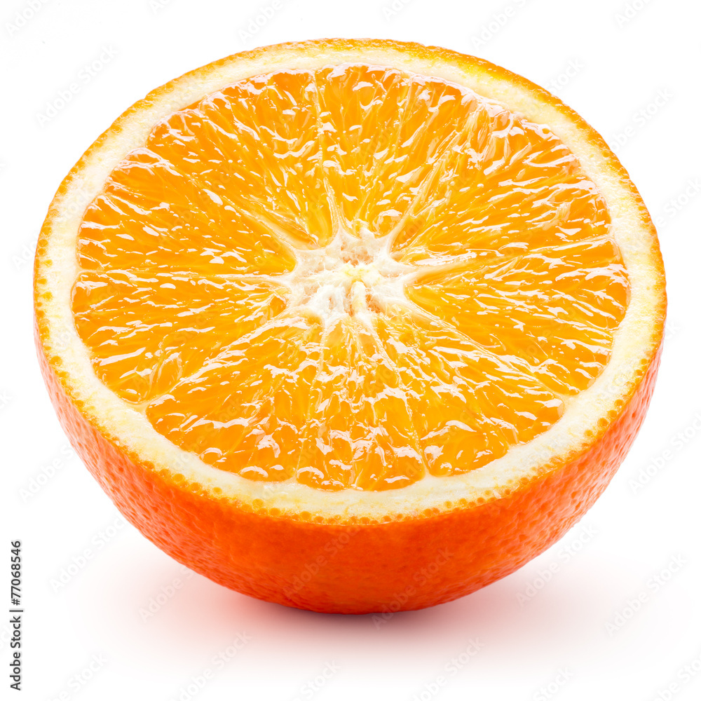 在白色背景上隔离的一半橙色