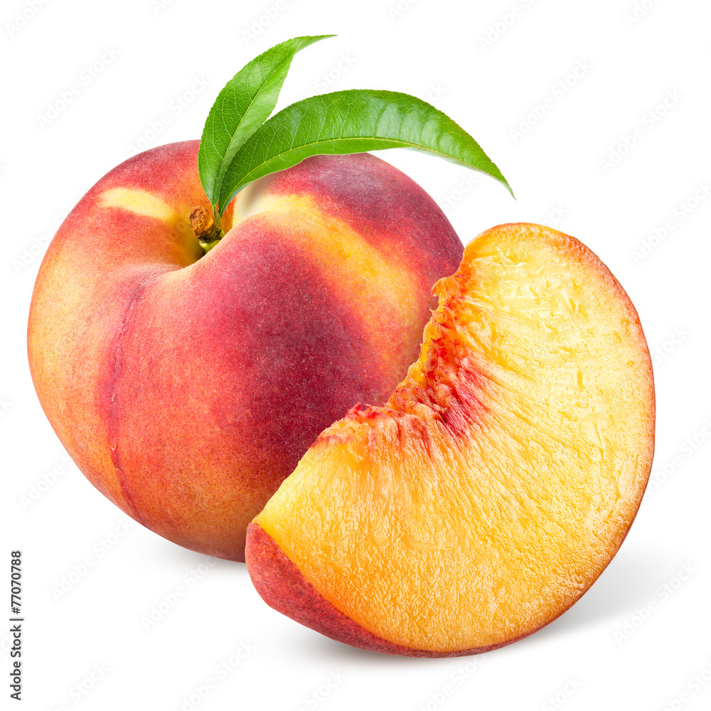 切片和叶子隔离在白色上的桃子