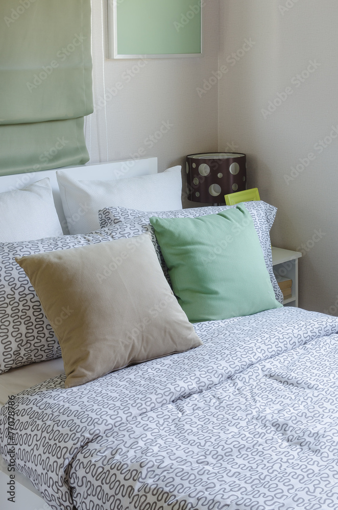 儿童卧室床上的棕色和绿色枕头