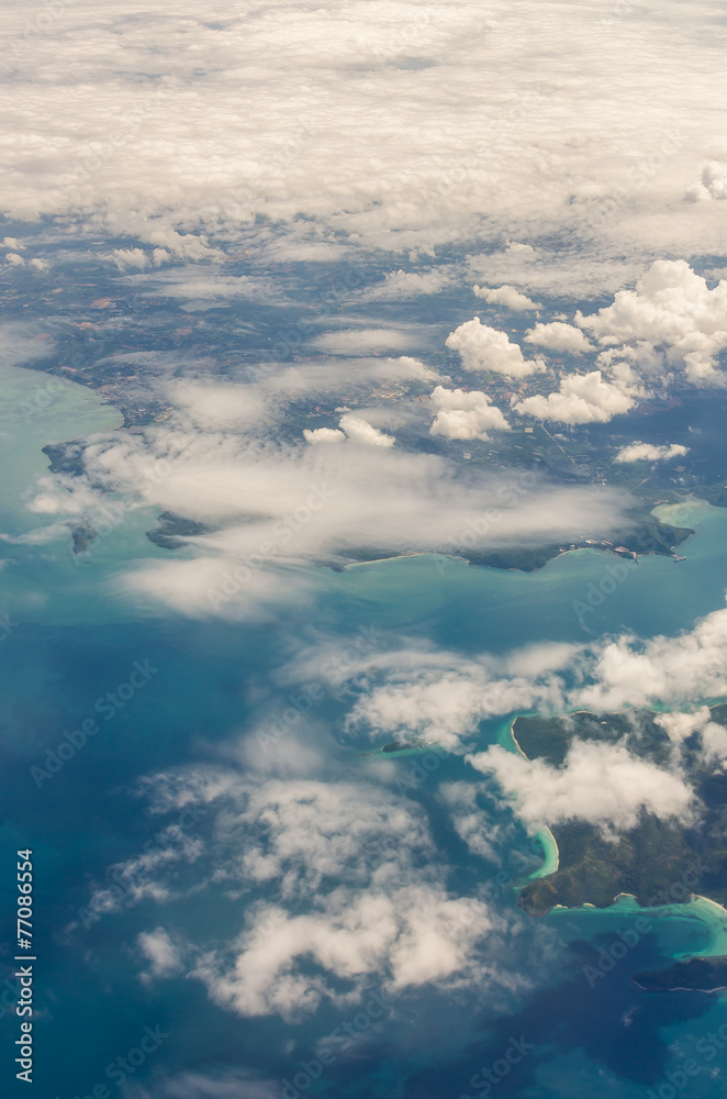 俯视岛屿和海洋上空的云