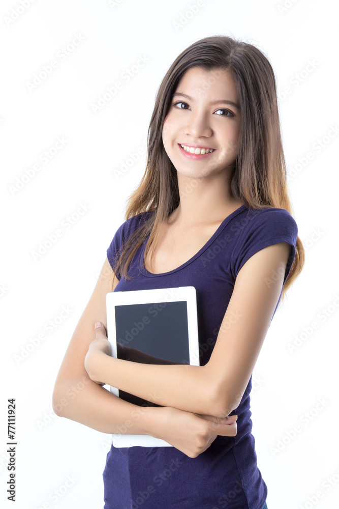 美丽的亚洲女孩在隔离状态下拿着数字平板电脑