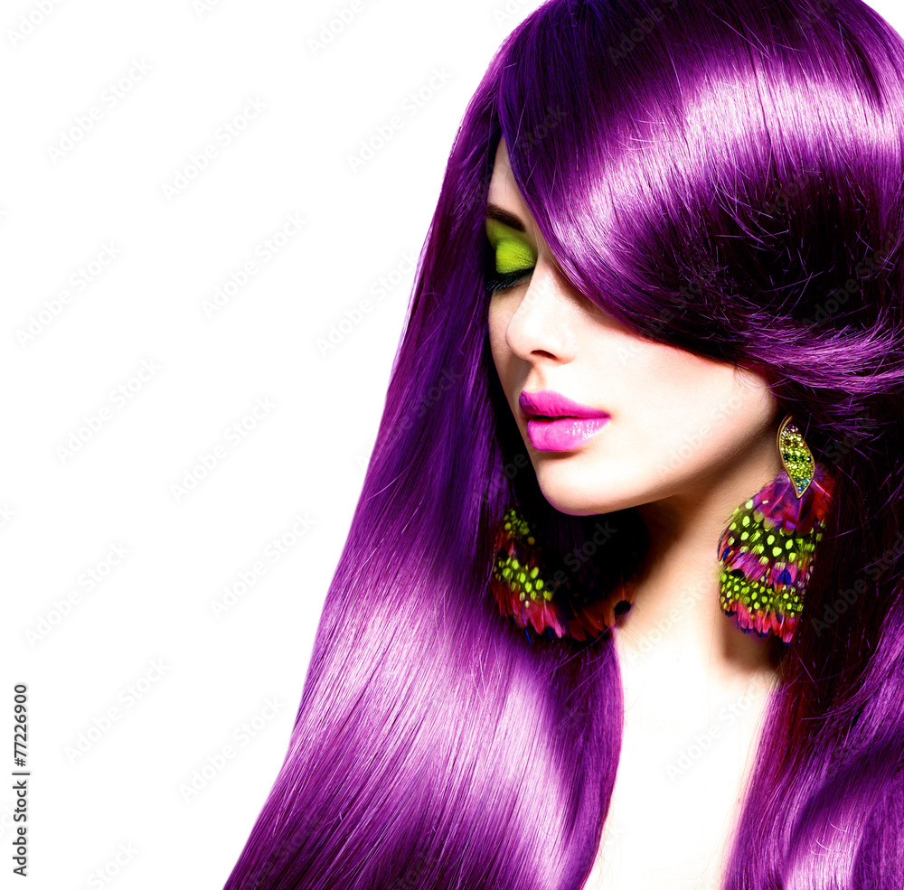 美丽的深色女孩，健康的紫色长发